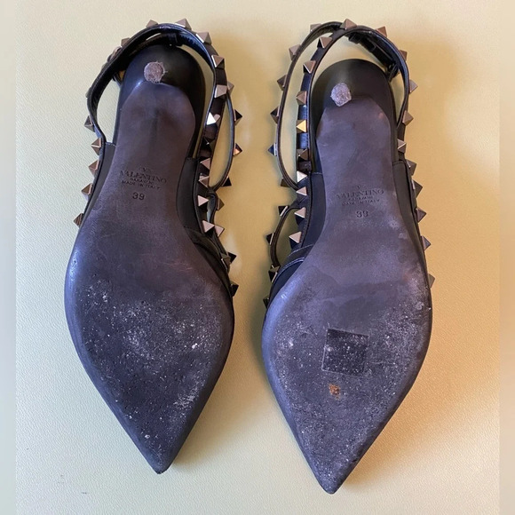 Valentino Garavani Noir Rockstud Accents T-Strap Pumps - Picture 4 of 4